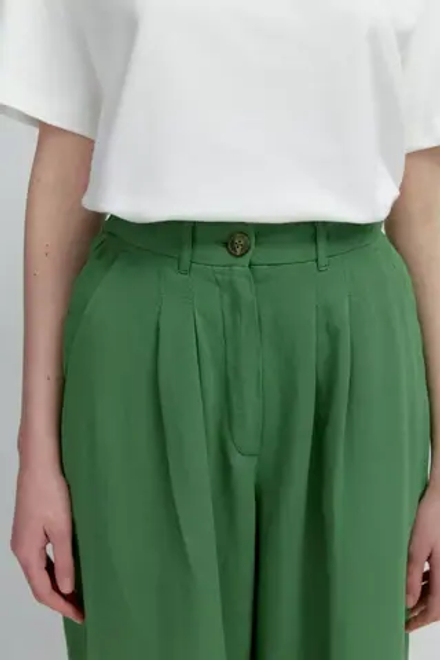 Брюки со складками из льна зеленого цвета