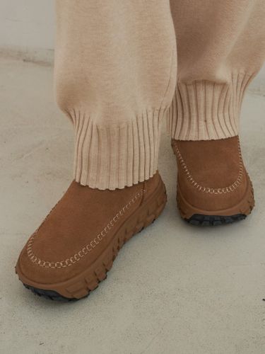 Низкие бежевые угги на тракторной подошве