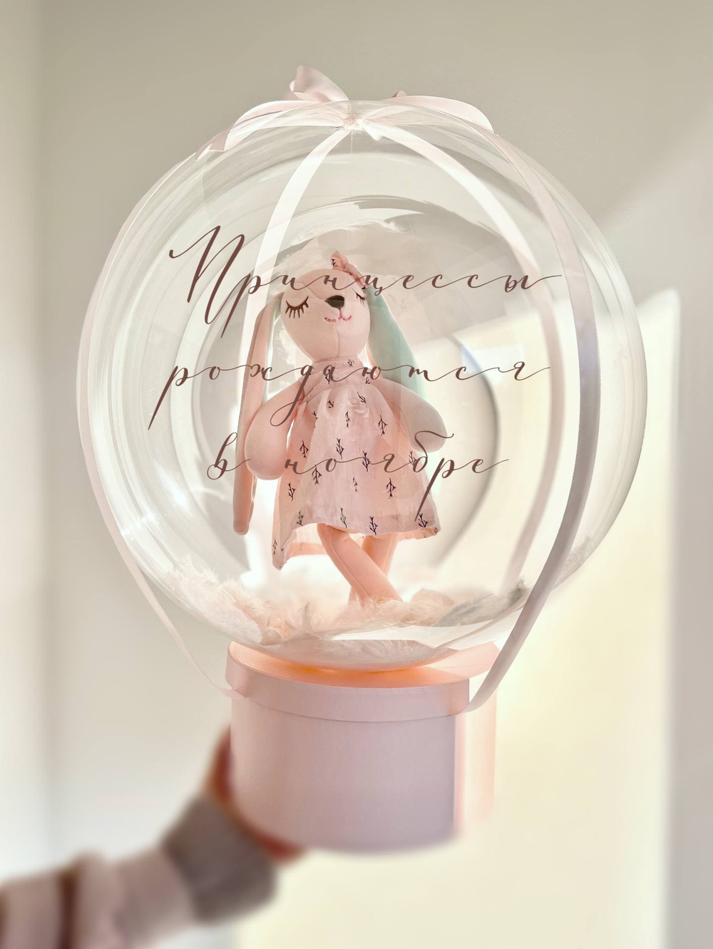 Шляпная коробка с игрушкой зайка №3937