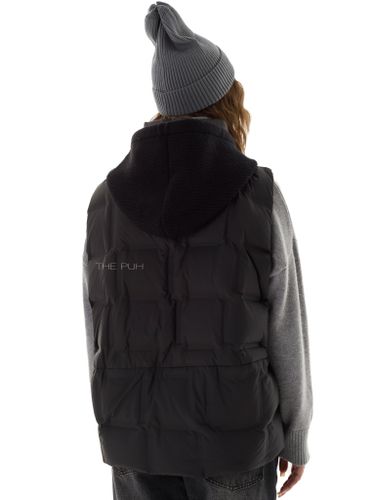 Черный пуховый жилет с вязаным капюшоном