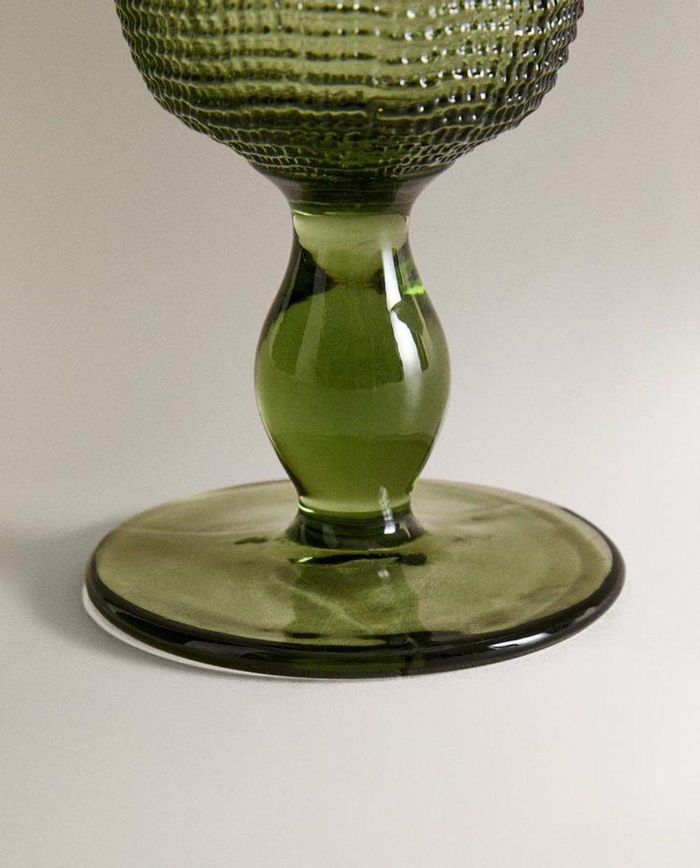 ZARA HOME СТЕКЛЯННЫЙ БОКАЛ ДЛЯ ВИНА С РЕЛЬЕФНЫМ УЗОРОМ, ЗЕЛЕНЫЙ