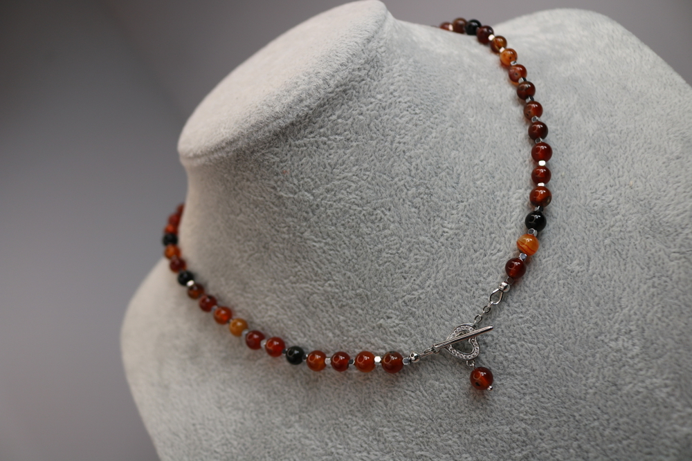 Чокер из натурального сердолика «Закатный ритм»