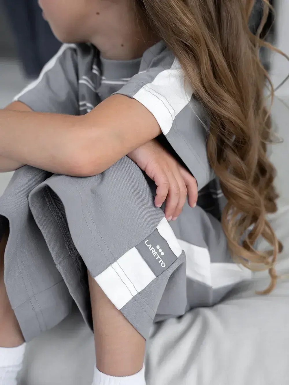 Летний серый костюм для девочки, футболка и кюлоты