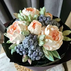 Букет из зефира «Пионы и арония» малый/23-25см