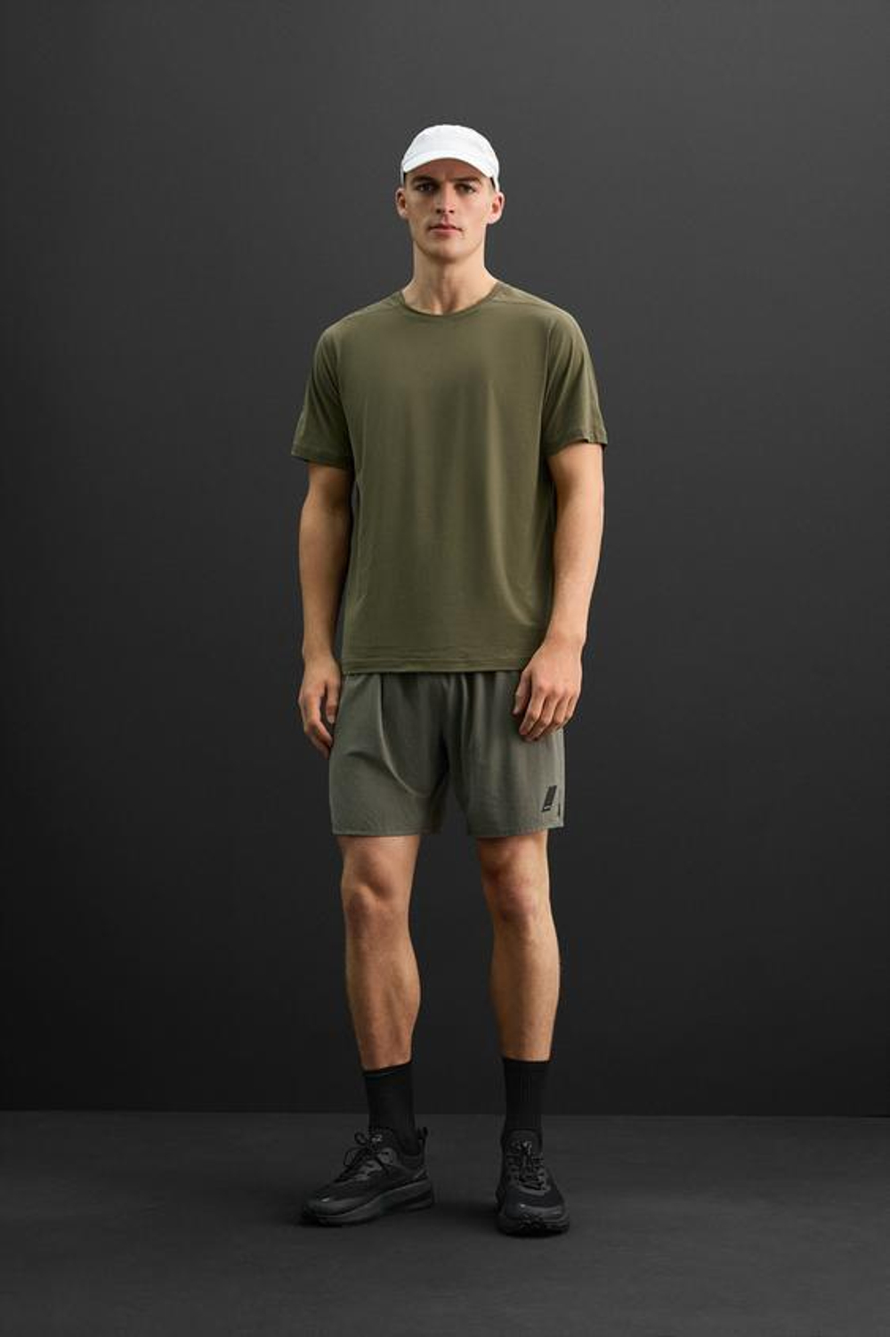 ZARA БАЗОВАЯ СПОРТИВНАЯ ФУТБОЛКА, ОЛИВКОВЫЙ