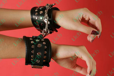 Наручи фигурные черные