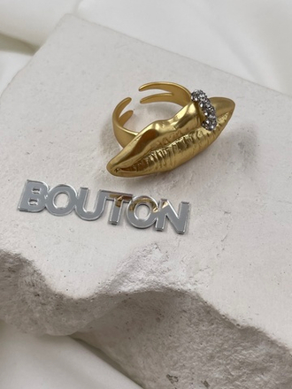 Кольцо губы Скиап в цвете золото