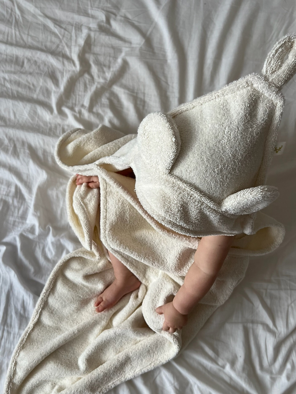 Детское полотенце с капюшоном молочный