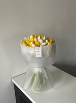 Букет из 51 белого и желтого тюльпанов