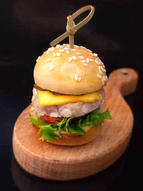 Канапе-бургер из курицы и вяленого томата