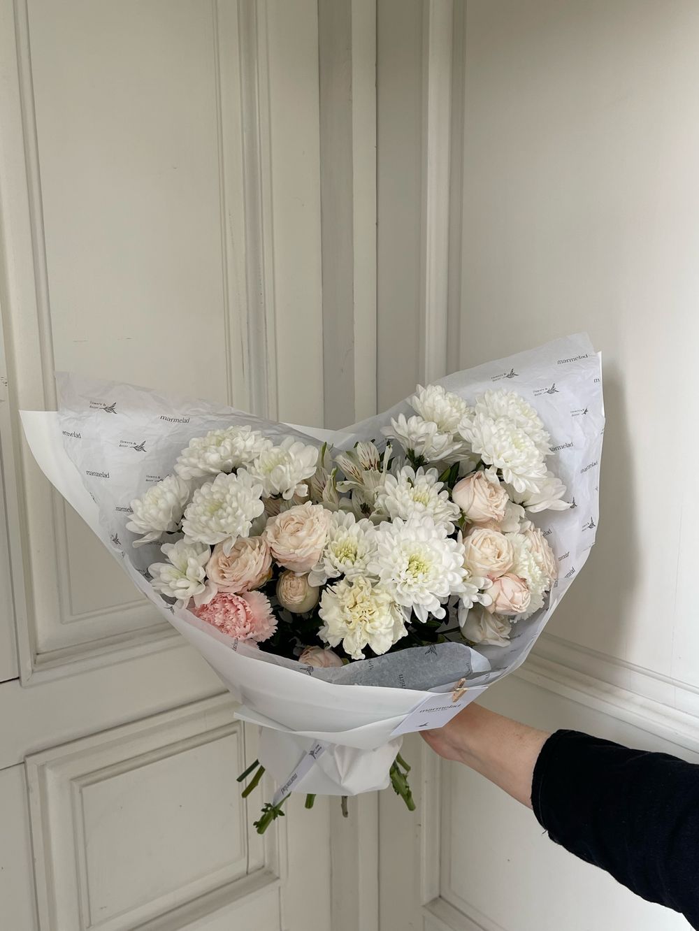 Букет раскидистой формы из хризантемы, кустовой пионовидной розы, диантусов и альстромерии