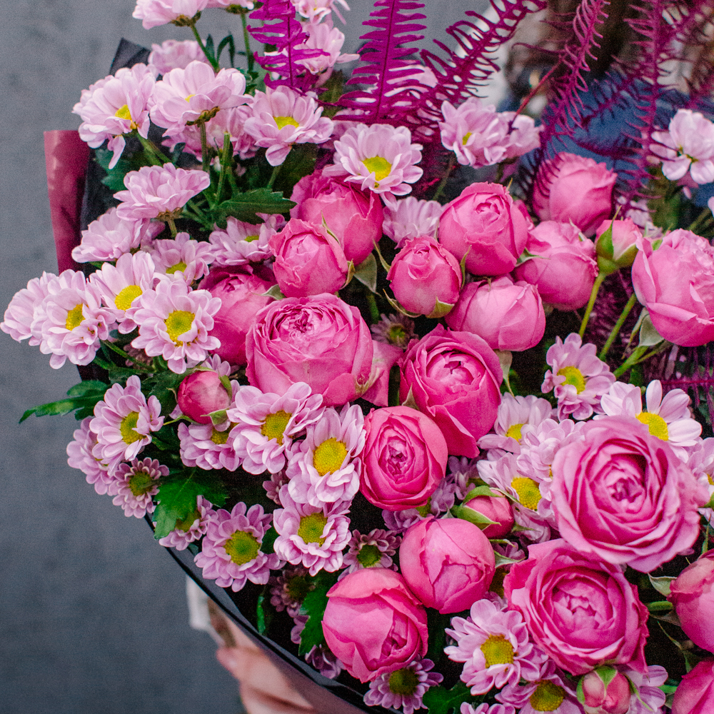 73. Нежный поэтичный дуо-букет с кустовыми розами и сантини