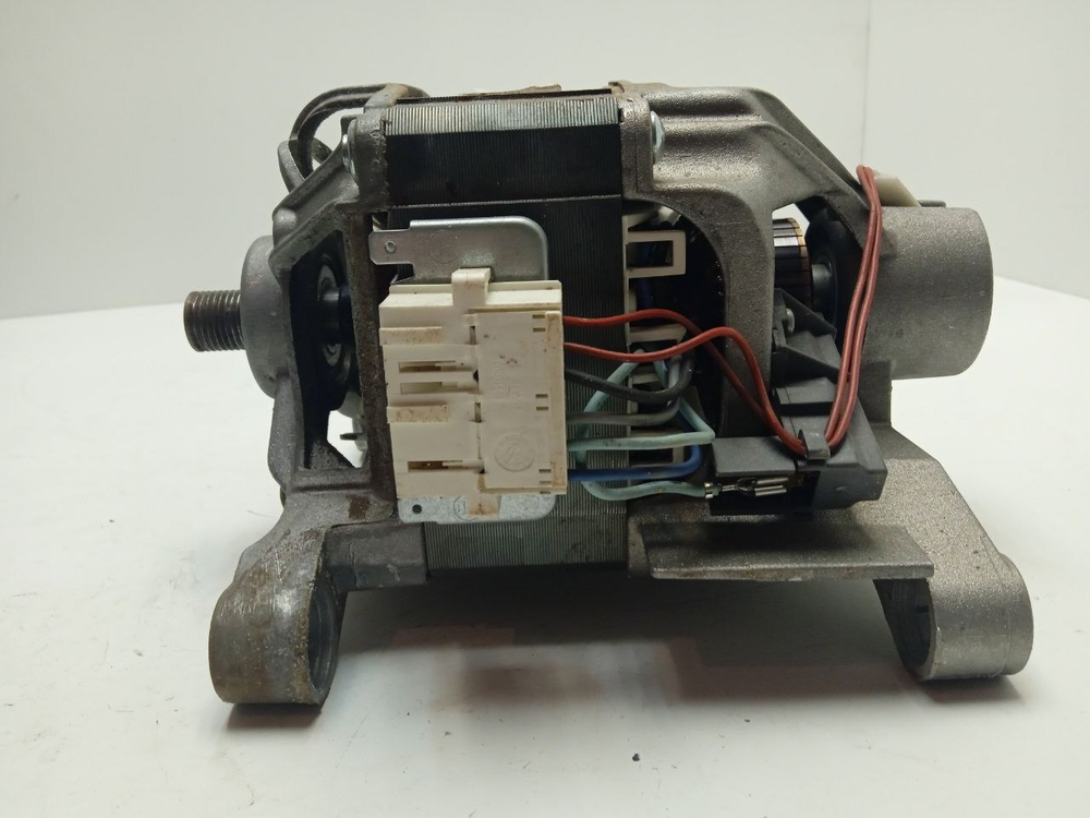 VMUF 501 B кт4 Двигатель к стиральной машине Indesit, Ariston C00299509 б/у