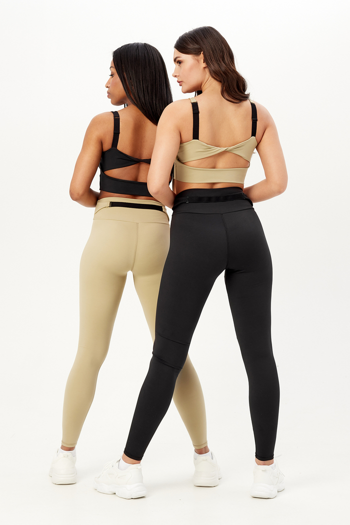 Топ на молнии и перекруткой на спине