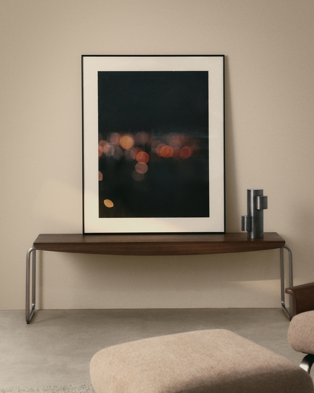 Скамья Tarsel из 100% орехового шпона с конструкцией из матовой стали