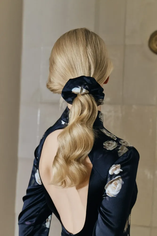 Bruna, резинка для волос из черного атласа с цветочным принтом