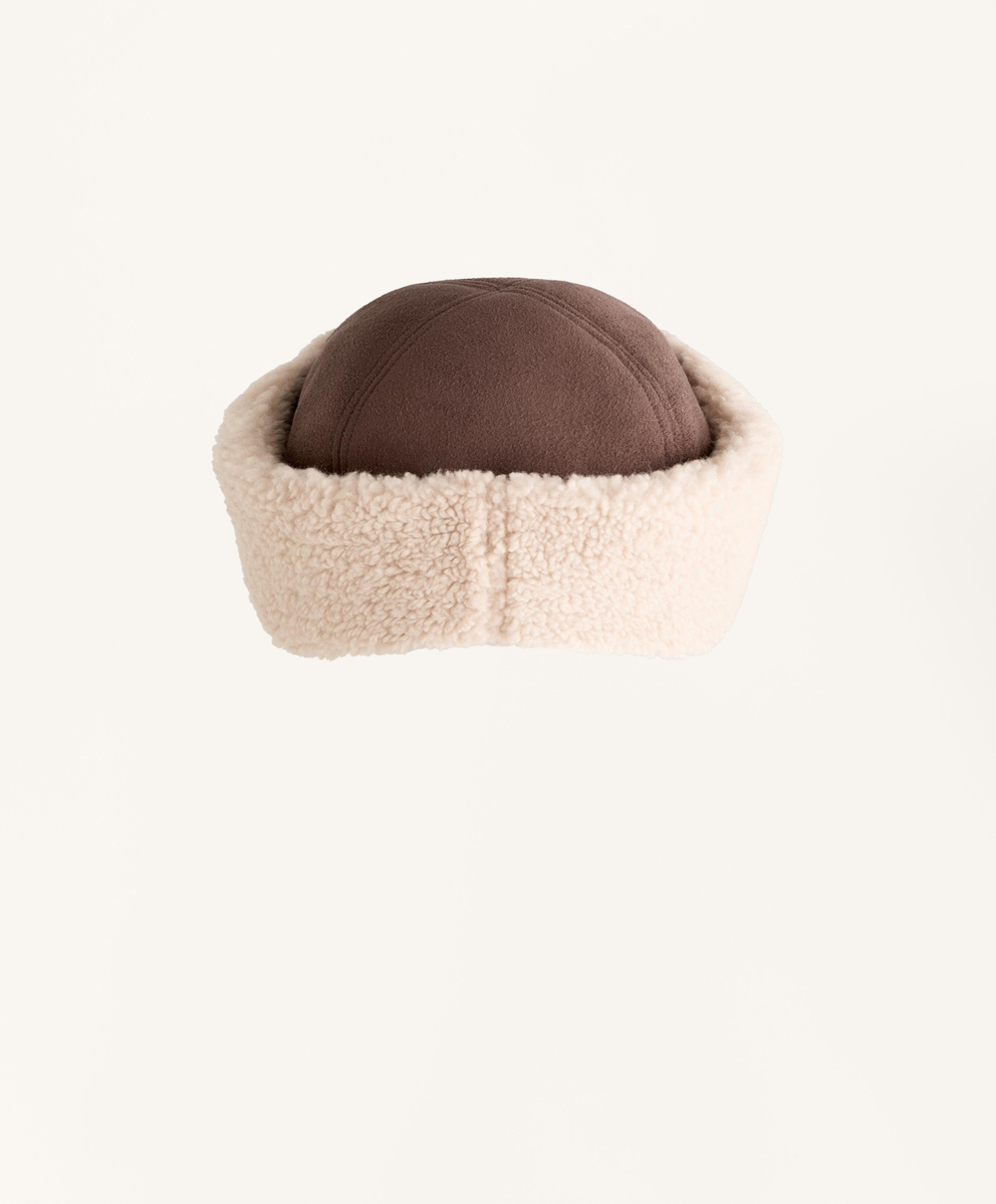 Oysho Двусторонняя шапка из искусственной овчины, шоколадный