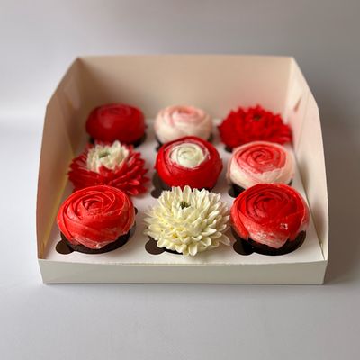 Набор капкейков творожные пионы и хризантемы красный бокс 9 шт