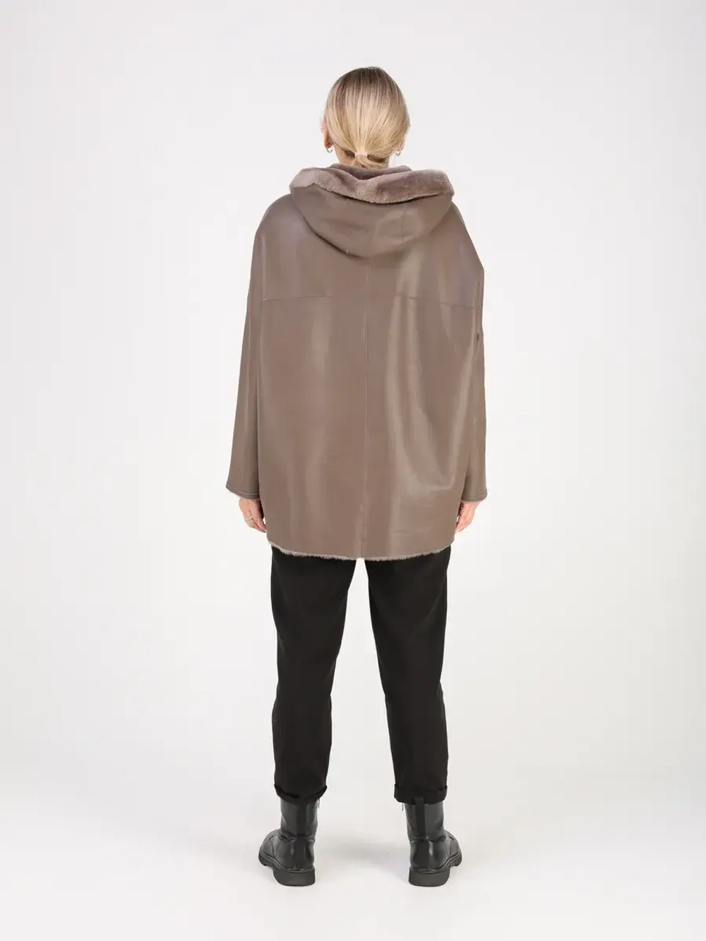 Дубленка зимняя натуральная с капюшоном оверсайз