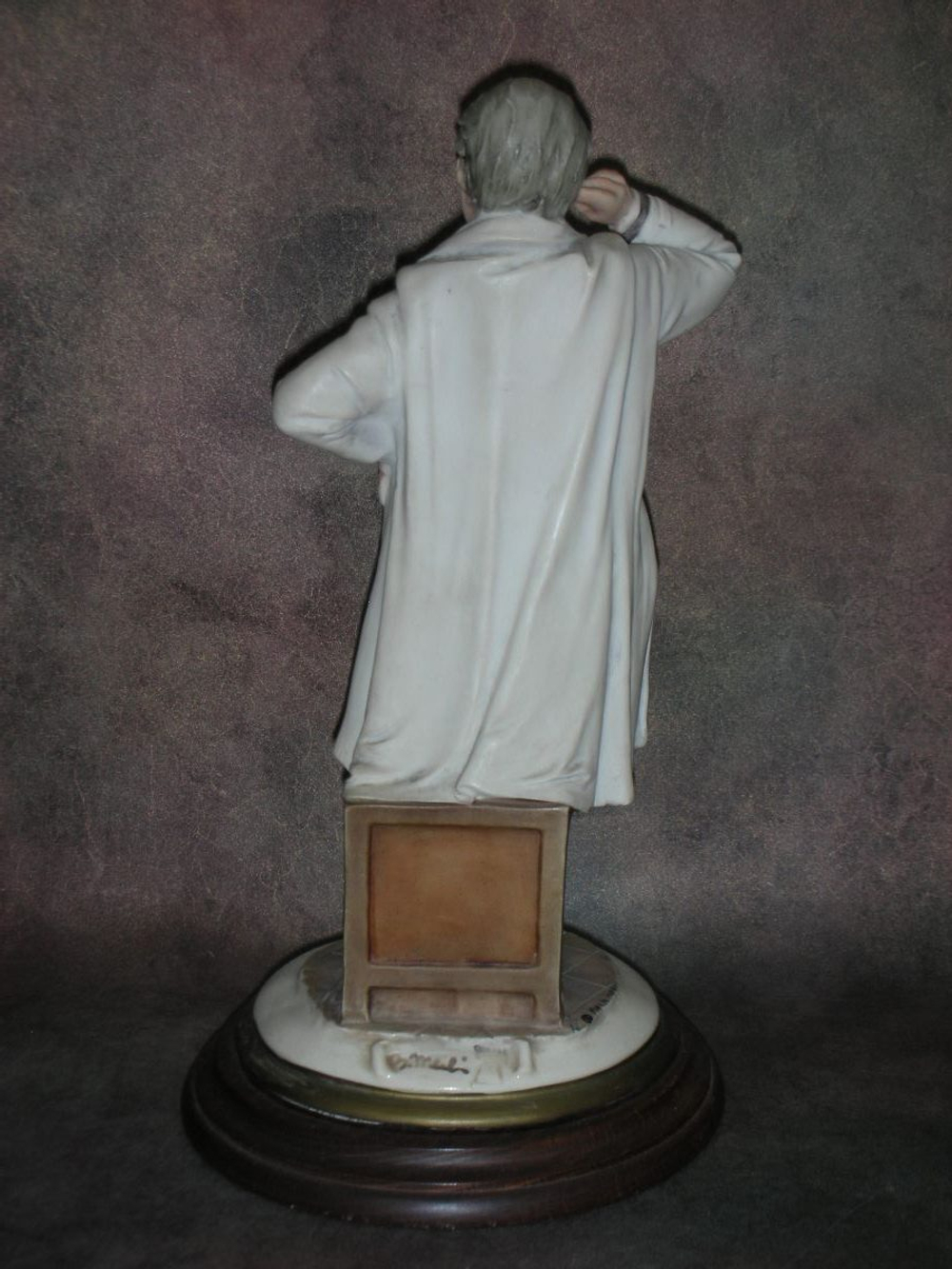 Статуэтка. Фарфор. Доктор. Capodimonte. Италия