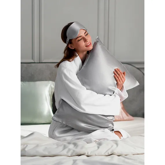 Маска для сна из натурального шелка светло-серого цвета из коллекции essential