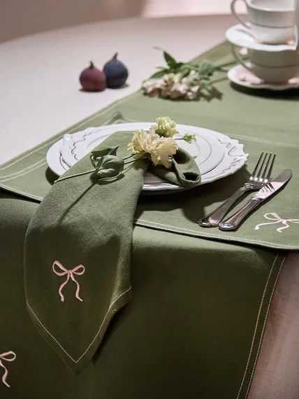 Дорожка на стол fancy bows оливкового цвета из коллекции essential, 45x150 см
