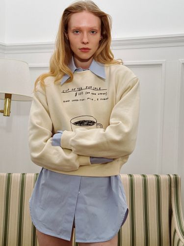 Укороченный свитшот молочного цвета с принтом