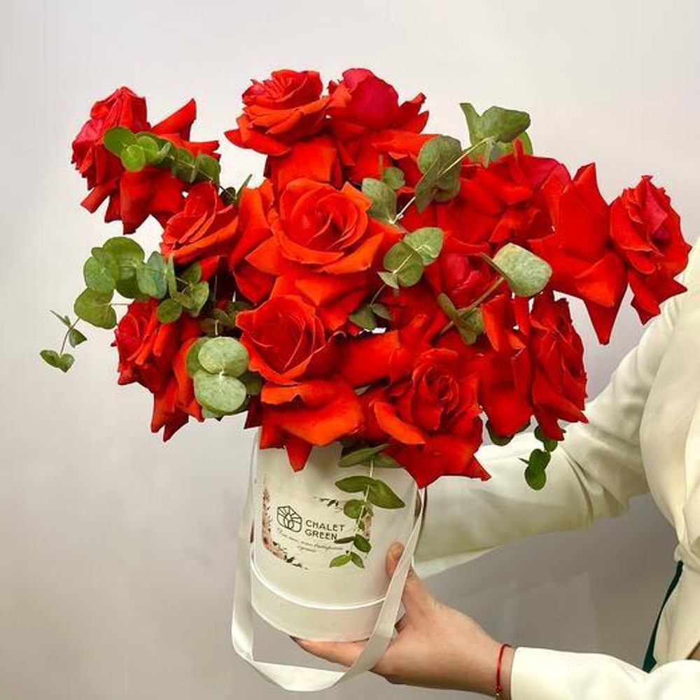 15 французских роз Нина с эвкалиптом в шляпной коробке. Цветы в коробке 008 Chalet Green