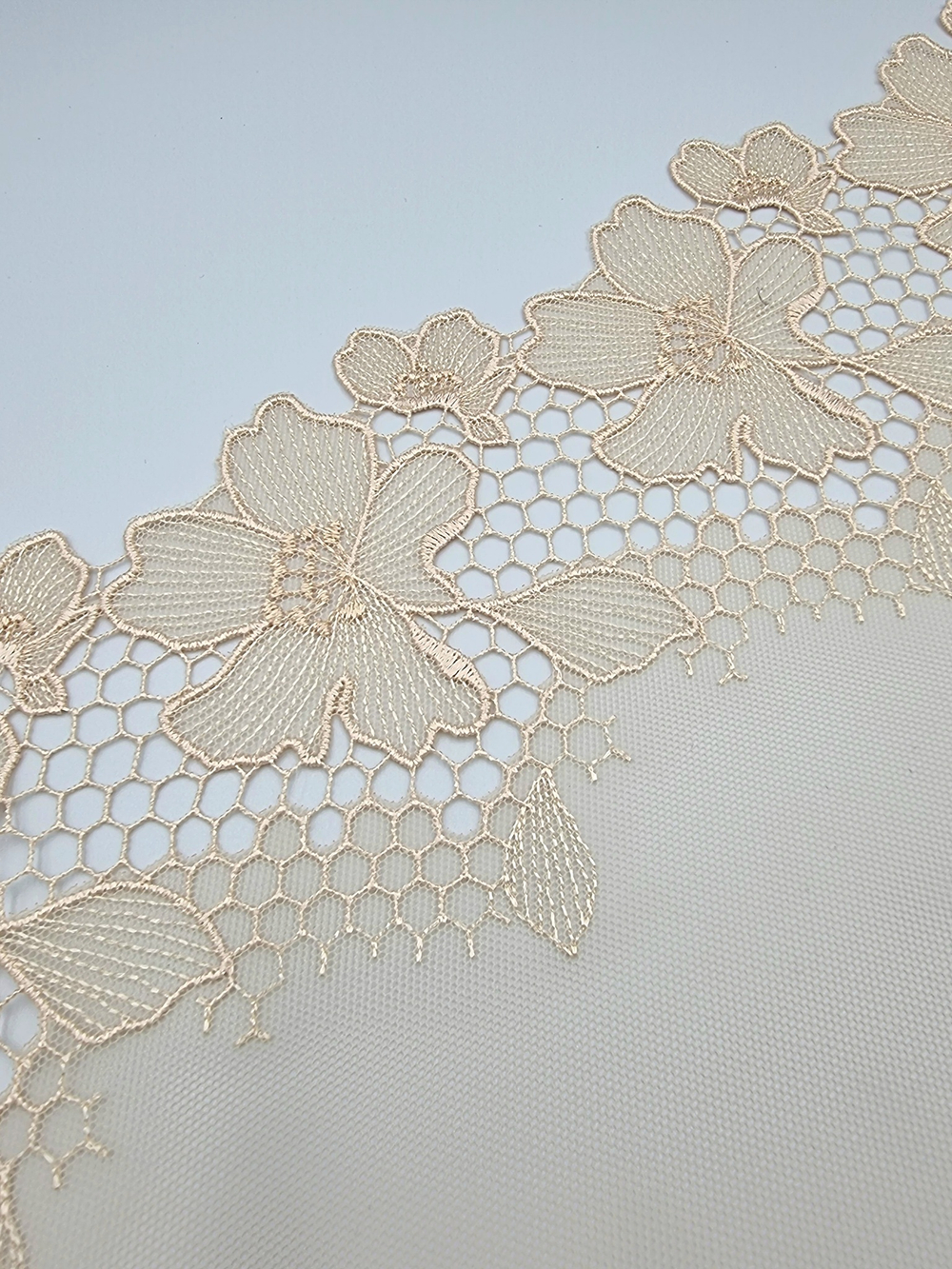 Вышивка на сетке бежевая К685 левая