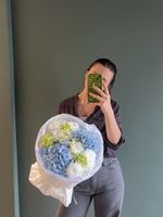 Букет сборный из гортензий, хризантемы, ромашки и диантусов