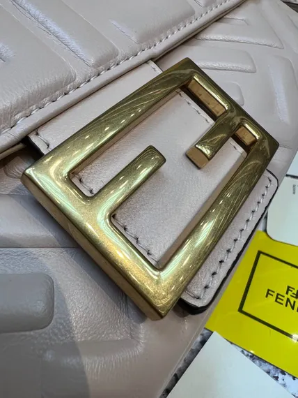 Сумка из кожи Fendi Baguette светло-розовый