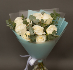 купить в Москве белые розы недорого