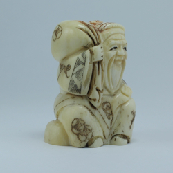 Нэцкэ Фукурокудзю с мешком риса на плече