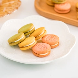 Печенье-сэндвич MACARON с клубничным вкусом и взрывной карамелью, ведерко 80 г