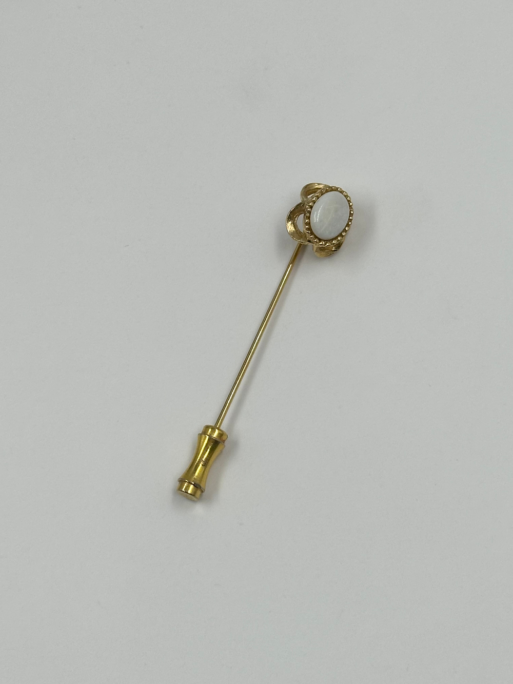 Брошь булавка с белой вставкой