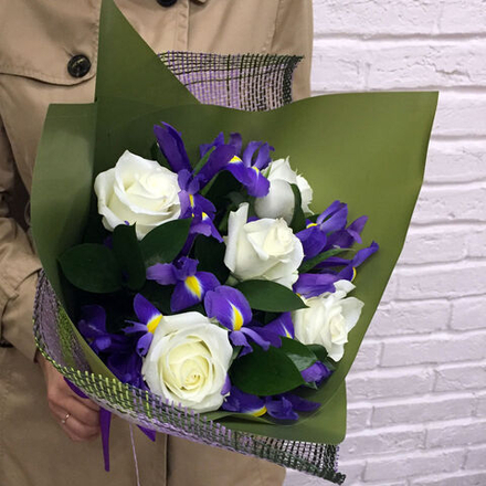 Купить Букет из ирисов и белых роз «Палитра элегантности»