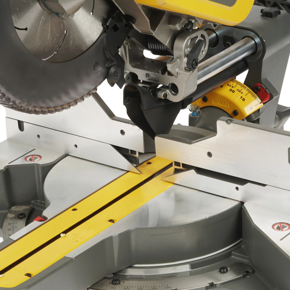 Аккумуляторная торцовочная пила DeWalt DHS780N (без акк, без з/у)