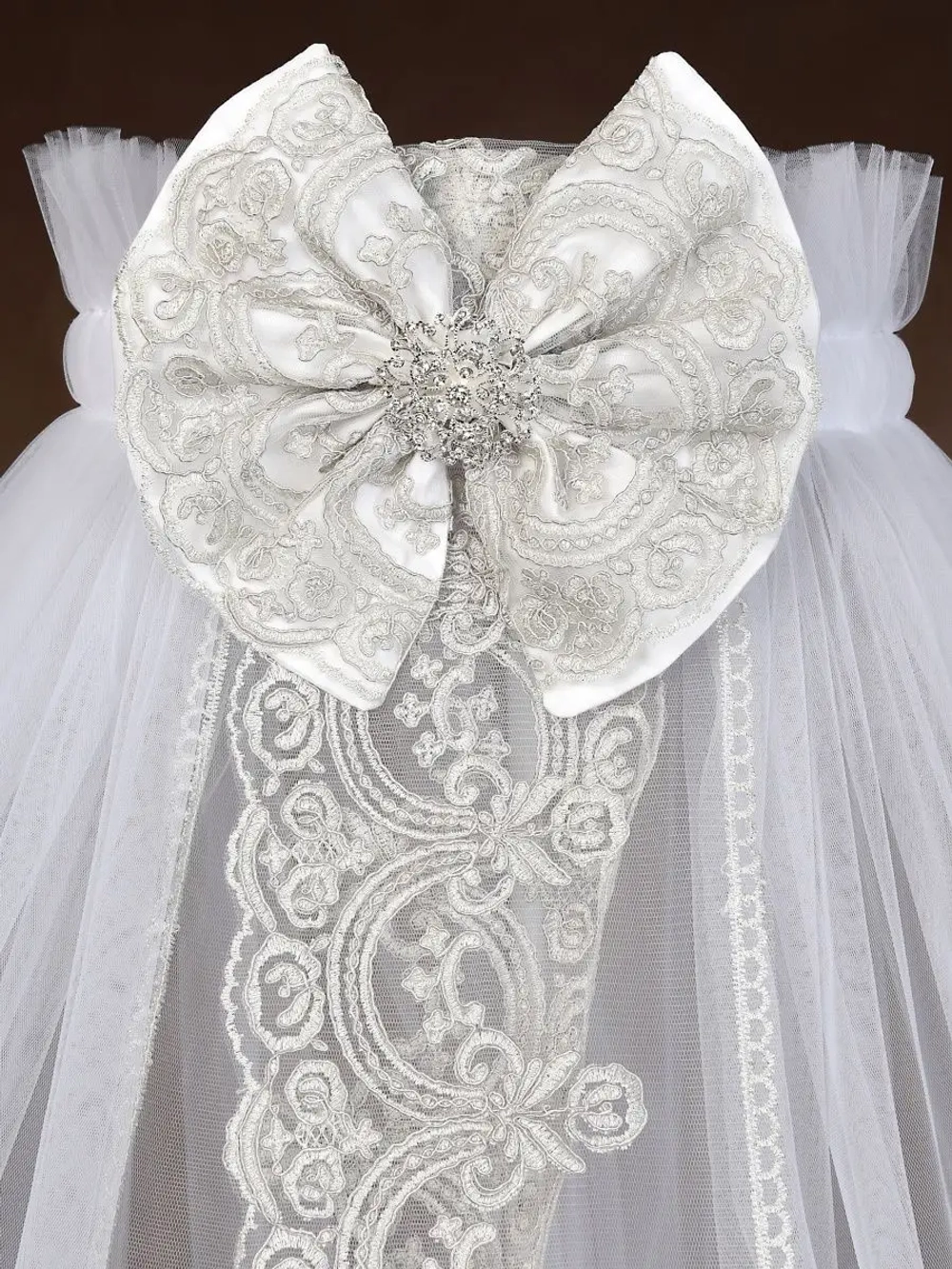 Балдахин с кружевом и брошью "Версаль"