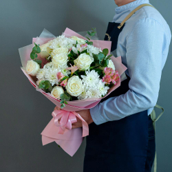 Нежный букет в розовом оформлении
