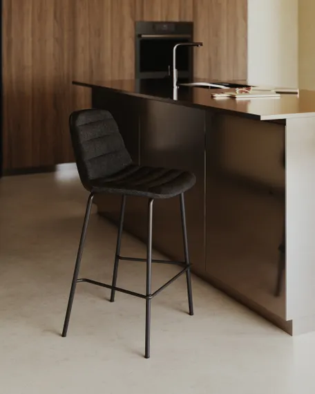 Полубарный стул Zunilda, черный с черными ножками