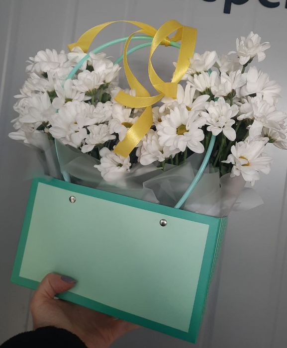 Композиция из кустовой хризантемы в сумочке