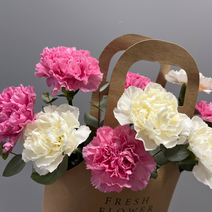 Очаровательная композиция из диантусов с эвкалиптом