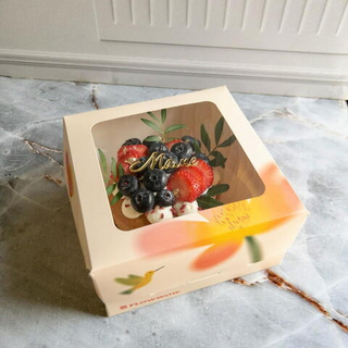 Открытый бенто-медовик с клюквой "Маме"