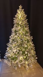 Заснеженная ель с гирляндой «Барокко» теплый свет (Литая+пвх) 150 см / 1,5 м