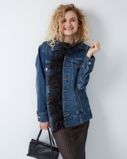 Джинсовая куртка с перьями