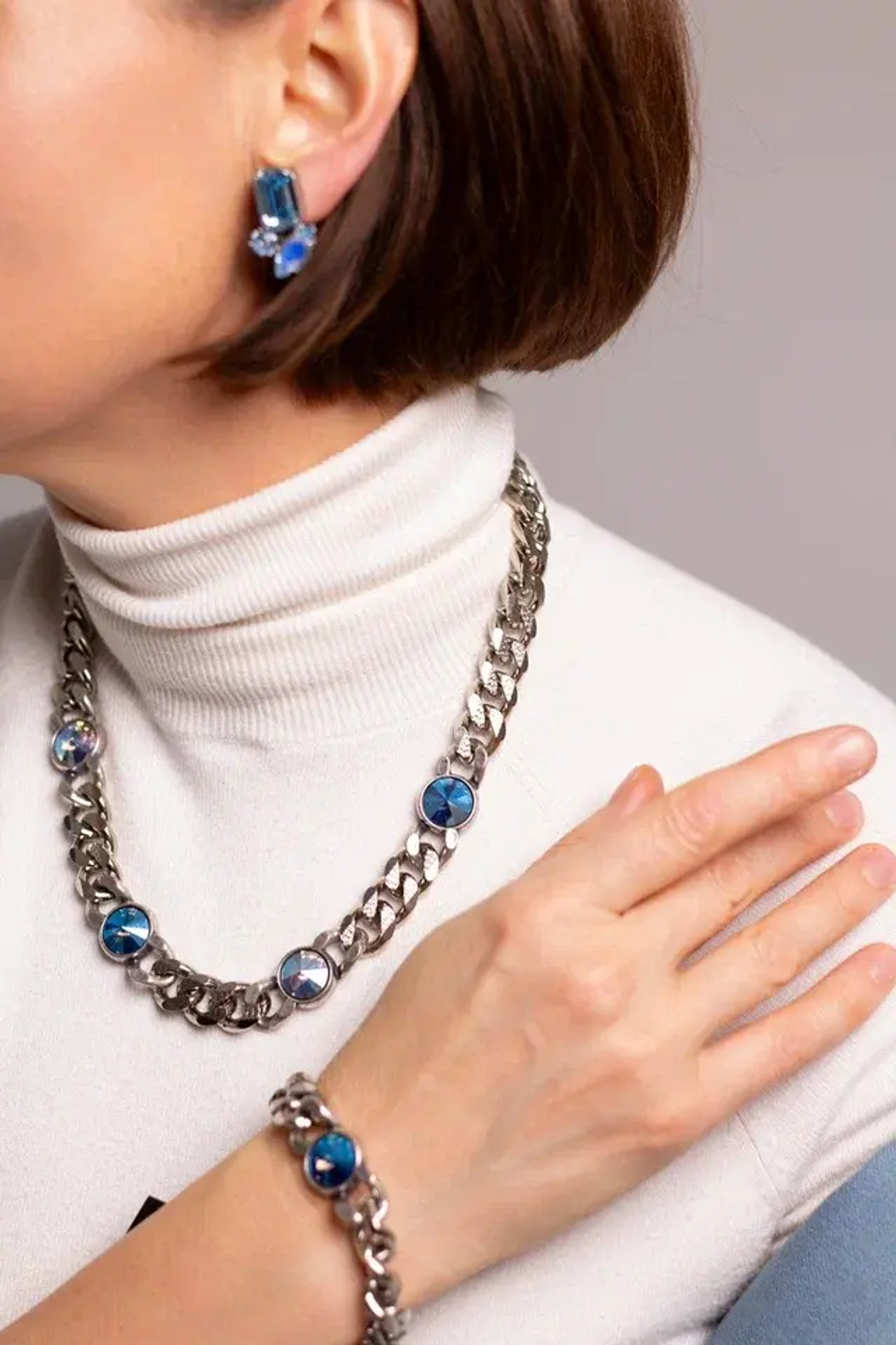 Колье плоская цепь с голубыми кристаллами Swarovski, оттенок серебро