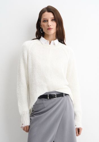 Свитер с рваными краями белый