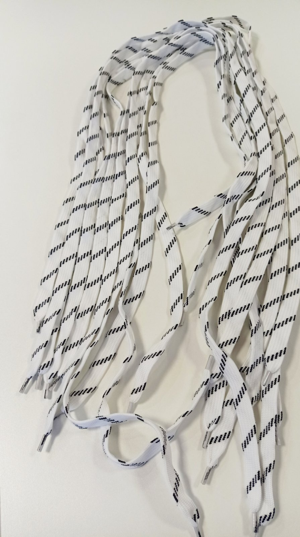 Шнурок (120 см), цвет- Белый полоски