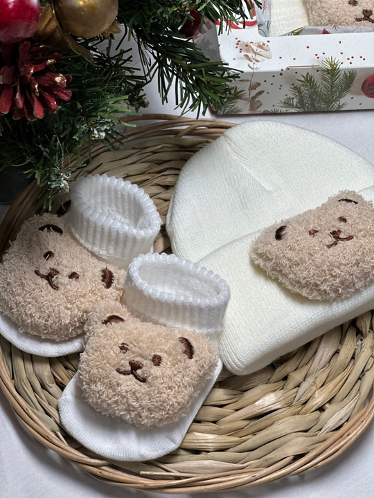 Набор Три Медведя( шапочка+ пинетки)