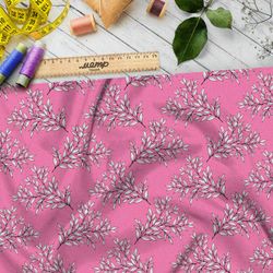 Ткань барби эскизы белых листьев на розовом фоне